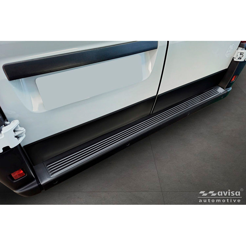 Avisa Schwarzer Edelstahl-Schutz für die hintere Stoßstange geeignet für Fiat Ducato III Facelift 2023- / Opel Movano III Facelift 2023- / Toyota Proace Max 2024- 'Rippen' (2 Teile)